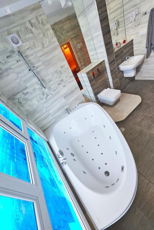 Sauna, Big Jacuzzi , Khreshchatyk Apartments Kyiv Exterior photo